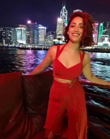 ਬਾਲੀਵੁੱਡ ਅਦਾਕਾਰਾ ਨੇ ਹਾਲ ਹੀ ਵਿੱਚ ਉਸ ਦੀ ਸੁੰਦਰਤਾ ਦੇ ਰਾਜ਼ ਦੱਸੇ ਹਨ ਜੋ ਉਸ ਦੀ ਦਾਦੀ ਦੇ ਸੁਝਾਏ ਹੋਏ ਹਨ। ਉਹ ਹਰ ਦਿਨ ਲੋੜੀਂਦਾ ਪਾਣੀ ਪੀਂਦੀ ਹੈ ਤੇ ਕੁਦਰਤੀ ਚੀਜ਼ਾਂ ਦਾ ਇਸਤੇਮਾਲ ਕਰਦੀ ਹੈ। ਚਮੜੀ ਨੂੰ ਗਲੋਅ ਦੇਣ ਲਈ ਵੀ ਉਹ ਘਰੇਲੂ ਨੁਸਖੇ ਅਪਣਾਉਂਦੀ ਹੈ।