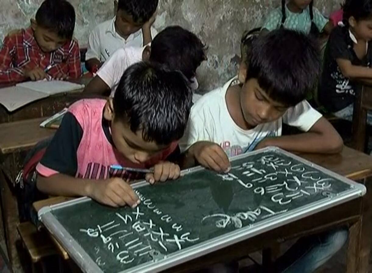 ਅਧਿਆਪਕ ਦਿਵਸ 'ਤੇ ਵਿਸ਼ੇਸ਼: ਵਿੱਦਿਆ ਤੋਂ ਵਾਂਝੇ ਬੱਚਿਆਂ ਨੂੰ ਮੁਫ਼ਤ ਪੜ੍ਹਾ ਰਿਹਾ ਰਿਕਸ਼ਾ ਚਾਲਕ ਦਾ ਪੁੱਤ