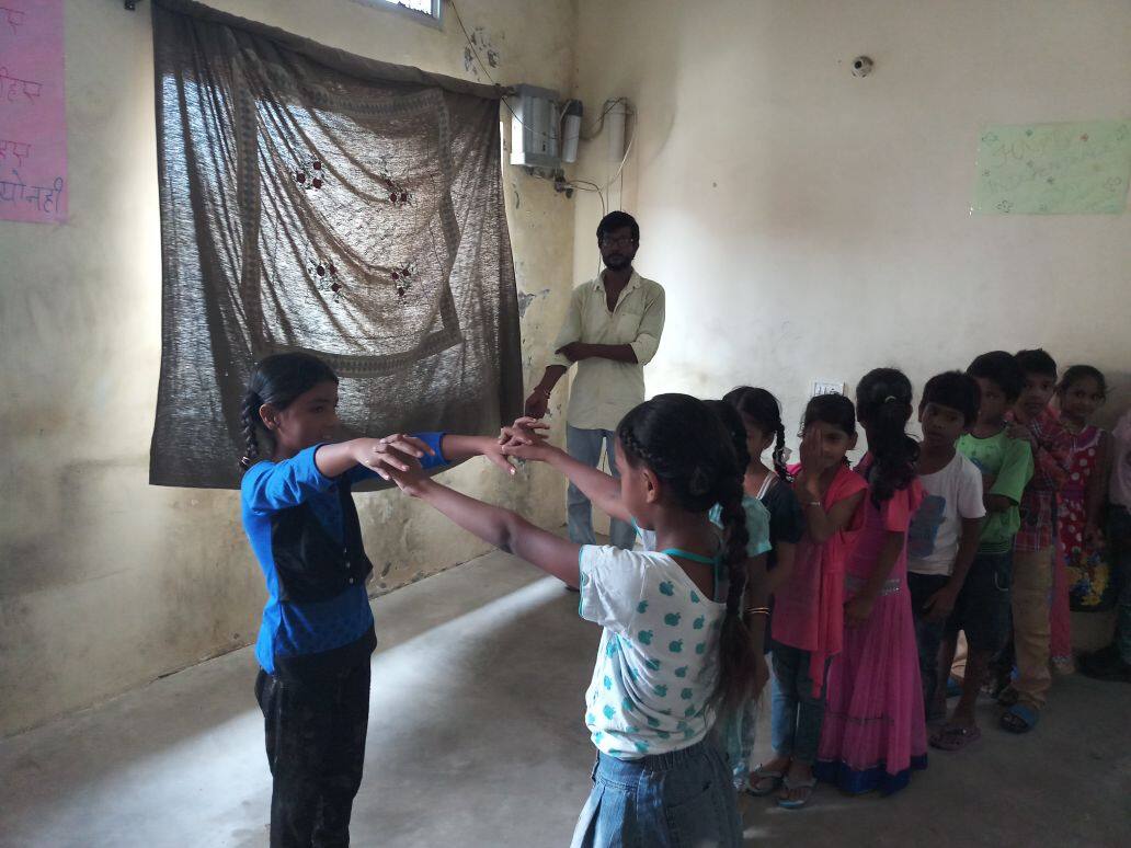 ਅਧਿਆਪਕ ਦਿਵਸ 'ਤੇ ਵਿਸ਼ੇਸ਼: ਵਿੱਦਿਆ ਤੋਂ ਵਾਂਝੇ ਬੱਚਿਆਂ ਨੂੰ ਮੁਫ਼ਤ ਪੜ੍ਹਾ ਰਿਹਾ ਰਿਕਸ਼ਾ ਚਾਲਕ ਦਾ ਪੁੱਤ