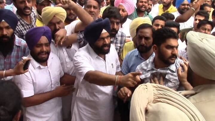 ਇਸ ਦਾ ਸਿੱਖ ਜਥੇਬੰਦੀਆਂ ਵੱਲੋਂ ਸਖ਼ਤ ਵਿਰੋਧ ਕੀਤਾ ਗਿਆ। ਜਸਟਿਸ ਰਣਜੀਤ ਸਿੰਘ ਦੀ ਰਿਪੋਰਟ ਵਿੱਚ ਅਕਾਲੀ ਲੀਡਰਾਂ ਦਾ ਨਾਂ ਆਉਣ ਬਾਅਦ ਸਿੱਖ ਸੰਗਤ ਵੱਲੋਂ ਅਕਾਲੀ ਦਲ ਦਾ ਵਿਰੋਧ ਕੀਤਾ ਜਾ ਰਿਹਾ ਹੈ।