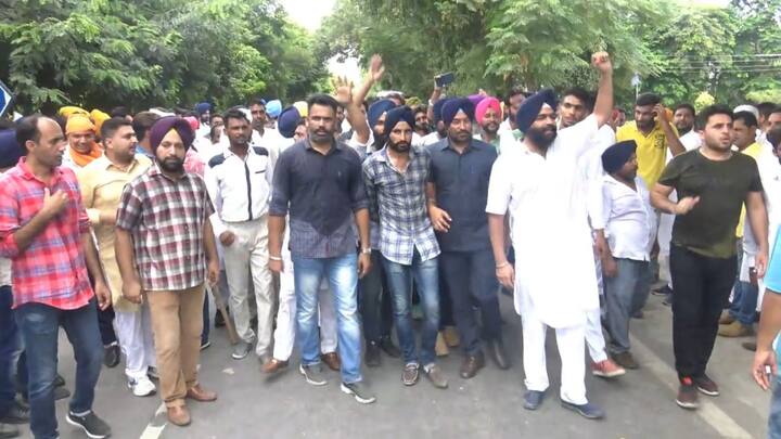  ਸਿੱਖ ਜਥੇਬੰਦੀਆਂ ਅੱਜ ਸਵੇਰੇ ਤੋਂ ਹੀ ਮੀਟਿੰਗ ਵਾਲੀ ਜਗ੍ਹਾ ’ਤੇ ਰੋਸ ਪ੍ਰਦਰਸ਼ਨ ਕਰ ਰਹੀਆਂ ਸਨ। ਮਾਹੌਲ ਉਸ ਸਮੇਂ ਗਰਮਾ ਗਿਆ ਜਦੋਂ ਅਕਾਲੀ ਦਲ ਤੇ ਸਿੱਖ ਆਗੂ ਆਹਮੋ-ਸਾਹਮਣੇ ਹੋ ਗਏ।