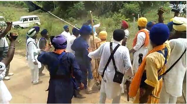 ਪੁਲਿਸ ਨੇ ਮੁਸ਼ਕਲ ਨਾਲ ਹਾਲਤ ’ਤੇ ਕਾਬੂ ਪਾਇਆ। ਇਸ ਦੌਰਾਨ ਅਕਾਲੀ ਦਲ ਦੇ ਵਰਕਰਾਂ ਨੇ ਮੀਟਿੰਗ ਵਿੱਚ ਤੇਜ਼ਧਾਰ ਹਥਿਆਰ ਵੀ ਲਿਆਂਦੇ।
