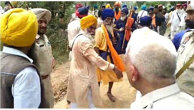 ਇਸ ਮੌਕੇ ਅਕਾਲੀ ਦਲ ਦੇ ਬੁਲਾਰੇ ਪਰਮਬੰਸ ਬੰਟੀ ਰੋਮਾਣਾ ਨੇ ਕਿਹਾ ਕਿ ਅੱਜ ਸੁਖਬੀਰ ਬਾਦਲ ਵੱਲੋਂ ਫਰੀਦਕੋਟ ਰੈਲੀ ਦੀ ਮੀਟੰਗ ਕਰਨ ਕਰਕੇ ਕੁਝ ਲੋਕਾਂ ਨੇ ਰੋਸ ਜ਼ਾਹਰ ਕੀਤਾ। 