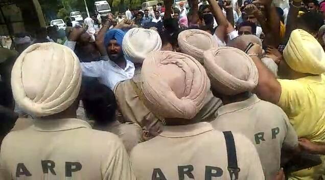 ਉਨ੍ਹਾਂ ਕਿਹਾ ਇਹ ਰੋਸ ਕਾਂਗਰਸ ਸਰਕਾਰ ਦੀ ਸ਼ਹਿ ’ਤੇ ਕਰ ਰਹੇ ਹਨ। ਬੰਟੀ ਰੋਮਾਣਾ ਨੇ ਜਥੇਬੰਦੀਆਂ ਨੂੰ ਇਸ ਤਰ੍ਹਾਂ ਦੀਆਂ ਹਰਕਤਾਂ ਤੋਂ ਬਾਜ਼ ਆਉਣ ਦੀ ਚੇਤਾਵਨੀ ਦਿੱਤੀ।