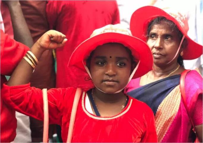 ਕਿਸਾਨਾਂ ਨਾਲ ਬੱਚੇ, ਬੁੱਢੇ ਤੇ ਔਰਤਾਂ ਵੀ ਸ਼ਾਮਲ ਹਨ। 