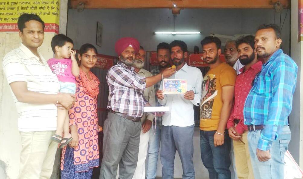 laborer won 1.5 crore lottery by borrowing money ਸੰਗਰੂਰ ਦੇ ਮਜ਼ਦੂਰ ਨੇ ਪੈਸੇ ਉਧਾਰ ਮੰਗ ਖ਼ਰੀਦੀ ਲਾਟਰੀ ਟਿਕਟ, ਰਾਤੋ-ਰਾਤ ਬਣਿਆ ਕਰੋੜਪਤੀ