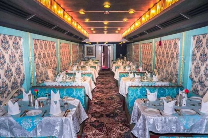 'ਪੈਲੇਸ ਆਨ ਵੀਲ੍ਹਸ' ਨੂੰ ਖੂਬਸੂਰਤ ਬਣਾਉਣ ਤੇ ਯਾਤਰੀਆਂ ਨੂੰ ਸ਼ਾਹੀ ਲੁਤਫ ਦੇਣ ਲਈ ਟ੍ਰੇਨ ਦੇ ਅੰਦਰ ਮੌਜੂਦ ਦੋਵੇਂ ਰੈਸਟੋਰੈਂਟ ਬਾਰ ਨਵੇਂ ਤਰੀਕੇ ਨਾਲ ਡਿਜ਼ਾਇਨ ਕੀਤੇ ਗਏ ਹਨ।