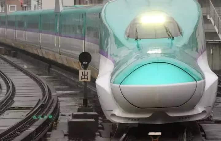 ਭਾਰਤੀ ਰੇਲਵੇ ਨਾਲ ਬੁਲੇਟ ਟ੍ਰੇਨ ਪ੍ਰੋਜੈਕਟ ਅਗਲੇ ਸਾਲ ਜਨਵਰੀ 'ਚ ਸ਼ੁਰੂ ਹੋਵੇਗਾ। ਇਸ ਲਈ ਸਾਲ 2018 ਦੇ ਆਖਰ ਤੱਕ ਜ਼ਮੀਨਾਂ ਨੂੰ ਐਕੁਆਇਰ ਕਰ ਲਿਆ ਜਾਵੇਗਾ। ਬੁਲੇਟ ਟ੍ਰੇਨ ਦੇ ਪਹਿਲੇ ਰੂਟ 'ਤੇ ਕਰੀਬ 12 ਸਟੇਸ਼ਨ ਹੋਣਗੇ ਜਿਸ ਦਾ ਅੱਧੇ ਤੋਂ ਜ਼ਿਆਦਾ ਯਾਨੀ 350 ਕਿਲੋਮੀਟਰ ਹਿੱਸੀ ਗੁਜਰਾਤ 'ਚ ਹੋਵੇਗਾ ਤੇ ਬਾਕੀ ਮਹਰਾਸ਼ਟਰ ਵਿੱਚ।