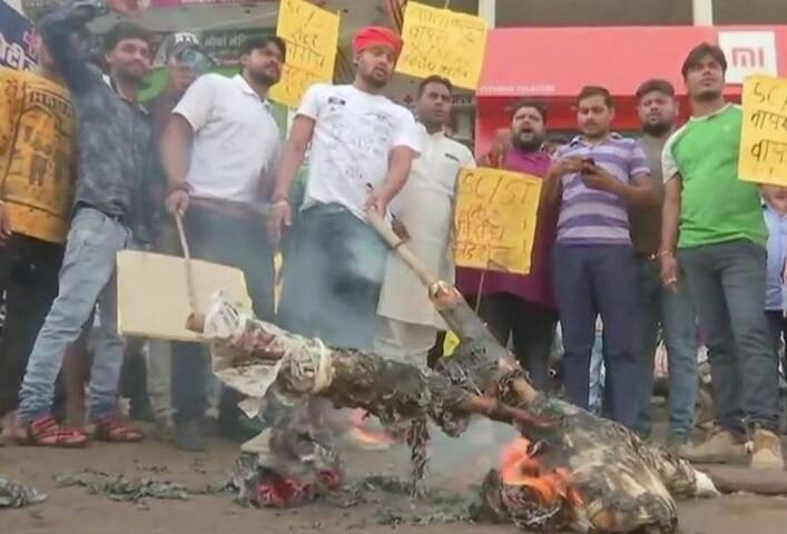 ਐਸੀ/ਐਸਟੀ ਐਕਟ 'ਚ ਸੋਧ ਖਿਲਾਫ ਭਾਰਤ ਬੰਦ, ਟ੍ਰੇਨਾਂ ਵੀ ਰੋਕੀਆਂ protest against sc/st act amendment ਐਸੀ/ਐਸਟੀ ਐਕਟ 'ਚ ਸੋਧ ਖਿਲਾਫ ਭਾਰਤ ਬੰਦ, ਟ੍ਰੇਨਾਂ ਵੀ ਰੋਕੀਆਂ