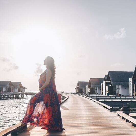 ਤਸਵੀਰਾਂ ਵਿੱਚ ਉਹ ਸਵਿਮਿੰਗ ਪੂਲ ਕਿਨਾਰੇ ਖੜ੍ਹੀ ਹੈ ਤੇ ਆਪਣਾ ਬੇਬੀ ਬੰਪ ਵਿਖਾ ਰਹੀ ਹੈ।