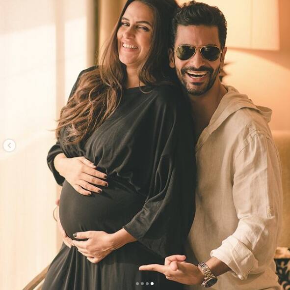 ਇਸ ਪਿੱਛੋਂ 24 ਅਗਸਤ ਨੂੰ ਅੰਗਦ ਬੇਦੀ ਤੇ ਨੇਹਾ ਧੂਪੀਆ ਨੇ ਤਸਵੀਰਾਂ ਜ਼ਰੀਏ ਬੱਚਾ ਹੋਣ ਦੀ ਖ਼ੁਸ਼ਖ਼ਬਰੀ ਵੀ ਜਲਦ ਹੀ ਸਾਂਝੀ ਕਰ ਦਿੱਤੀ ਸੀ।