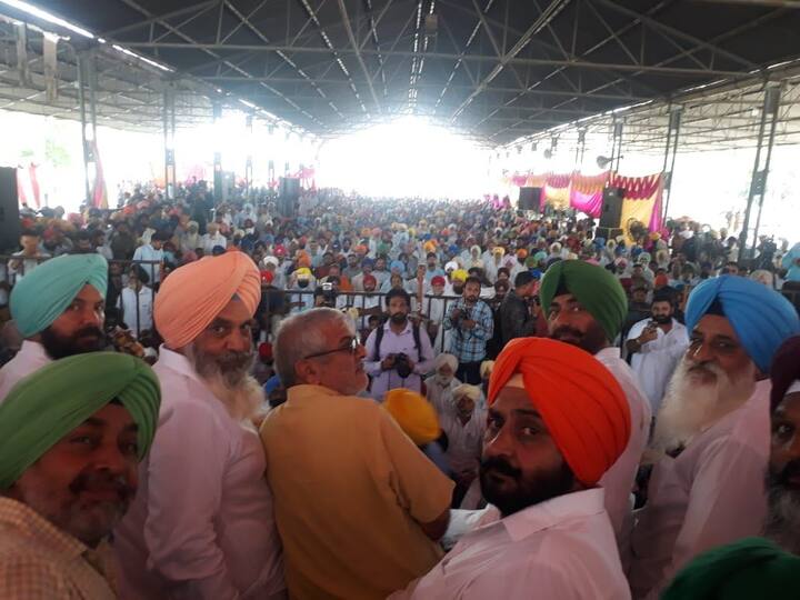 ਚੰਡੀਗੜ੍ਹ: ਆਮ ਆਦਮੀ ਪਾਰਟੀ ਦੇ ਬਾਗ਼ੀ ਵਿਧਾਇਕ ਸੁਖਪਾਲ ਸਿੰਘ ਖਹਿਰਾ ਨੇ ਅੱਜ ਪਟਿਆਲਾ ਵਿੱਚ ‘ਪੰਜਾਬੀ ਏਕਤਾ’ ਦੇ ਨਾਂਅ ਹੇਠ ਕਨਵੈਂਸ਼ਨ ਕੀਤੀ ਜਿਸ ਵਿੱਚ ਉਨ੍ਹਾਂ ਆਪਣੇ ਸਮਰਥਕਾਂ ਨੂੰ ਪੰਜਾਬ ਲਈ ਅੱਗੇ ਆ ਕੇ ਉਨ੍ਹਾਂ ਦਾ ਸਾਥ ਦੇਣ ਦੀ ਅਪੀਲ ਕੀਤੀ।