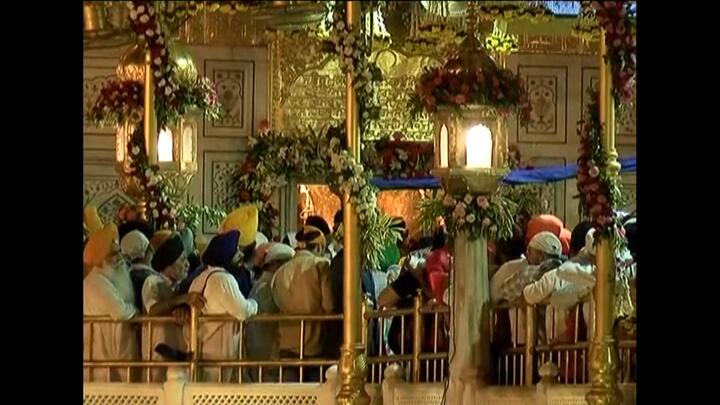 ਦਰਬਾਰ ਸਾਹਿਬ ਨੂੰ ਸੁੰਦਰ ਤਰੀਕੇ ਨਾਲ ਸਜਾਉਣ ਲਈ ਕਈ ਦਿਨਾਂ ਤੋਂ ਤਿਆਰੀਆਂ ਚੱਲ ਰਹੀਆਂ ਸਨ।