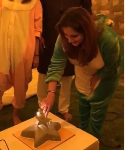 ਇਸ ਮੌਕੇ ਸਾਨੀਆ ਨੇ ਕੇਕ ਕੱਟਿਆ।