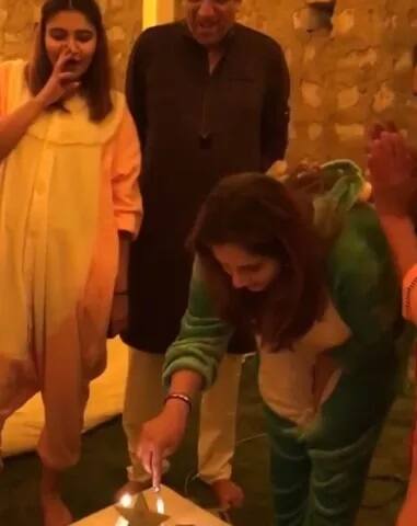  ਇੱਕ ਫੋਟੋ ’ਤੇ ਉਸਨੇ ਲਿਖਿਆ ‘ਮਿਸ ਯੂ ਸ਼ੋਏਬ ਮਲਿਕ, ਮੇਰੀ ਜ਼ਿੰਦਗੀ’।