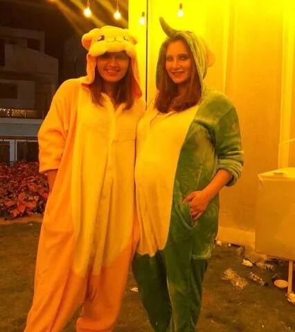 ਸਾਨੀਆ ਮਿਰਜ਼ਾ ਨੇ ਕਾਰਟੂਨ ਡਰੈੱਸ ਪਾ ਕੇ ਮਨਾਇਆ ‘ਬੇਬੀ ਸ਼ਾਵਰ’ ਸਾਨੀਆ ਮਿਰਜ਼ਾ ਨੇ ਕਾਰਟੂਨ ਡਰੈੱਸ ਪਾ ਕੇ ਮਨਾਇਆ ‘ਬੇਬੀ ਸ਼ਾਵਰ’