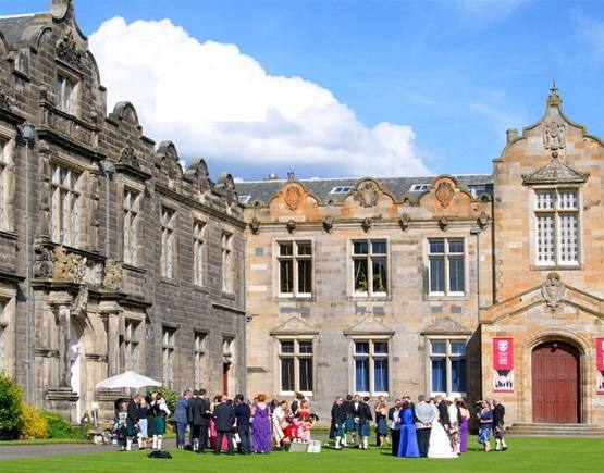 ‘ਦ ਸਨ’ ਦੀ ਰਿਪੋਰਟ ਮੁਤਾਬਕ ਇੱਕ ਭਾਰਤੀ ਵਿਦਿਆਰਥਣ ਯੂਨੀਵਰਸਿਟੀ ’ਚ ਪੜ੍ਹਨ ਲਈ 12 ਮੈਂਬਰੀ ਸਟਾਫ ਭਰਤੀ ਕਰ ਰਹੀ ਹੈ।