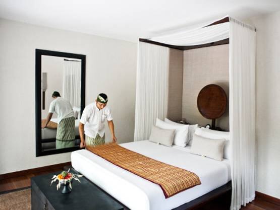 ਰਿਪੋਰਟਾਂ ਮੁਤਾਬਕ ਯੂਨੀਵਰਸਿਟੀ ਵਿੱਚ ਚਾਰ ਸਾਲਾਂ ਦੌਰਾਨ ਪੜ੍ਹਾਈ ਕਰਨ ਲਈ ਅਰਬਪਤੀ ਮਾਪਿਆਂ ਨੇ ਉਸ ਨੂੰ ਬੰਗਲਾ ਵੀ ਖਰੀਦ ਦਿੱਤਾ ਹੈ।