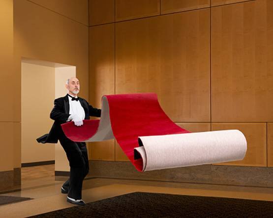 ਲੜਕੀ ਦੇ ਸਟਾਫ ਵਿੱਚ ਇੱਕ ਪ੍ਰਾਈਵੇਟ ਸ਼ੈੱਫ ਤੇ ਇੱਕ ਡਰਾਈਵਰ ਵੀ ਸ਼ਾਮਲ ਹੈ ਜੋ ਉਸ ਨੂੰ ਰੋਜ਼ ਕਾਲਜ ਤੋਂ ਘਰ ਤੇ ਘਰ ਤੋਂ ਕਾਲਜ ਛੱਡਣ ਜਾਇਆ ਕਰੇਗਾ।