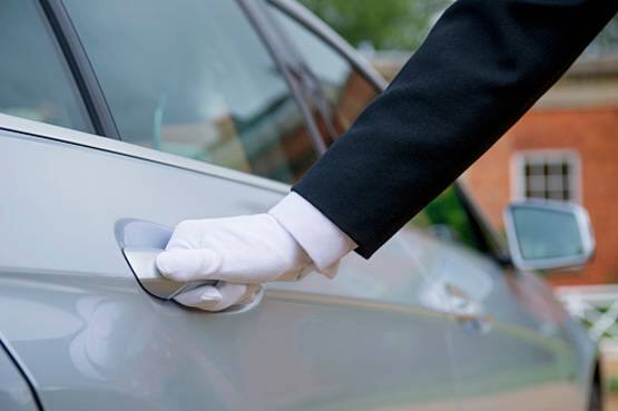 ਇਸ ਦੇ ਇਲਾਵਾ ਨੌਕਰਾਂ ਨੂੰ ਜਿੱਥੋਂ ਤਕ ਸੰਭਵ ਹੋਏ, ਕੁੜੀ ਲਈ ਦਰਵਾਜ਼ੇ ਖੋਲ੍ਹਣ ਦਾ ਕੰਮ ਵੀ ਕਰਨਾ ਪਏਗਾ।