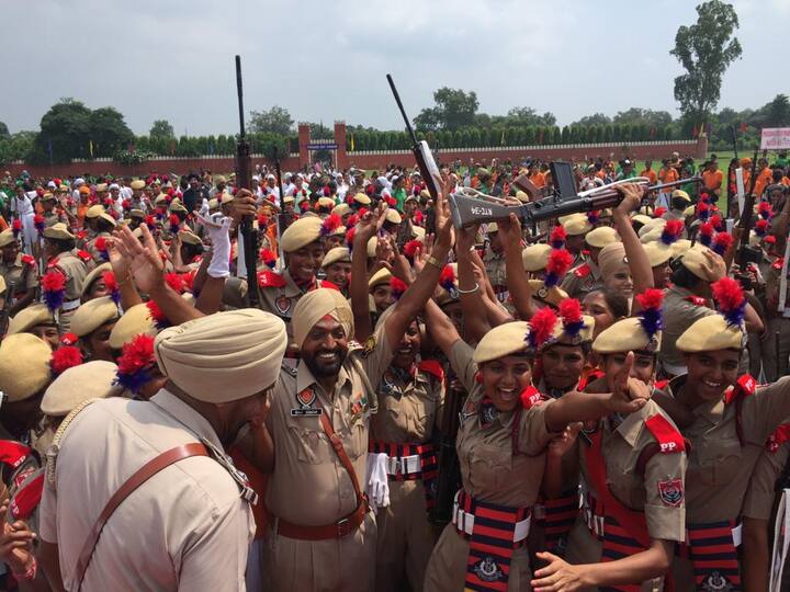 ਟ੍ਰੇਨਿੰਗ ਪੂਰੀ ਹੋਣ 'ਤੇ ਸਿਪਾਹੀ ਕੁੜੀਆਂ ਖੂਬ ਨੱਚੀਆਂ।
