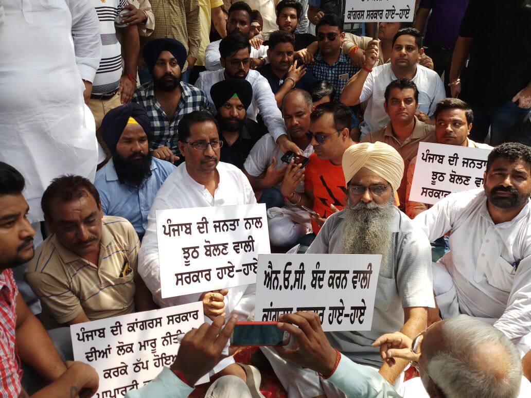 bjp protest in amritsar ਧਰਨੇ ਨੂੰ ਸੰਬੋਧਨ ਕਰਦੇ ਬੀਜੇਪੀ ਦੇ ਸਾਬਕਾ ਮੰਤਰੀ ਦੀ ਜੇਬ ਕੱਟੀ