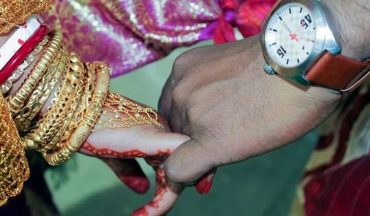  ਬਿਹਾਰ ਵਿੱਚ ਵੀ ਇਸੇ ਤਰ੍ਹਾਂ ਦੀ ਰਵਾਇਤ ਮੰਨੀ ਜਾਂਦੀ ਹੈ ਜਿੱਥੇ ਨਵੀਂ ਵਿਆਹੀ ਕੁੜੀ ਸਿਰ ’ਤੇ ਮਿੱਟੀ ਦਾ ਘੜਾ ਰੱਖ ਕੇ ਬਜ਼ੁਰਗਾਂ ਦਾ ਆਸ਼ੀਰਵਾਦ ਲੈਂਦੀ ਹੈ। ਇਸ ਤੋਂ ਇਹ ਪਤਾ ਲਾਇਆ ਜਾਂਦਾ ਹੈ ਕਿ ਦੁਲਹਨ ਕਿੰਨੇ ਸੰਤੁਲਿਤ ਤਰੀਕੇ ਨਾਲ ਘਰ ਦੀਆਂ ਜ਼ਿੰਮੇਵਾਰੀਆਂ ਨਿਭਾਅ ਸਕਦੀ ਹੈ।