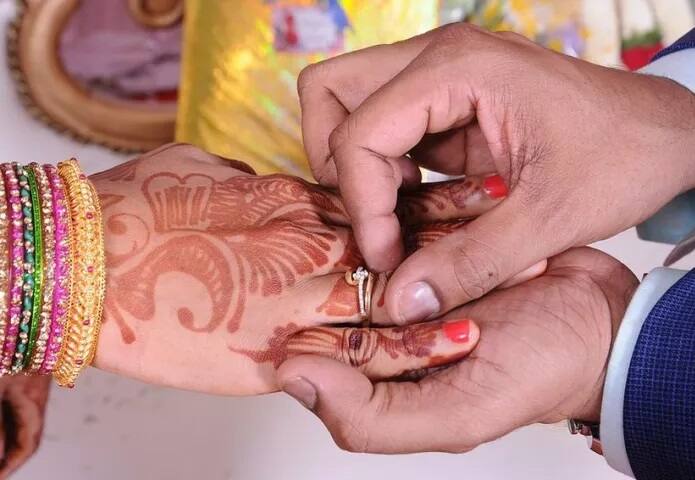 ਬੰਗਾਲੀ ਵਿਆਹ ਮੁਤਾਬਕ ਵਿਆਹ ਵਾਲੇ ਮੁੰਡੇ ਦੀ ਮਾਂ ਵਿਆਹ ਵੇਲੇ ਹਾਜ਼ਰ ਨਹੀਂ ਹੋ ਸਕਦੀ। ਅਜਿਹਾ ਪੁੱਤ ਦੀ ਬਿਹਤਰ ਜ਼ਿੰਦਗੀ ਲਈ ਕੀਤਾ ਜਾਂਦਾ ਹੈ।