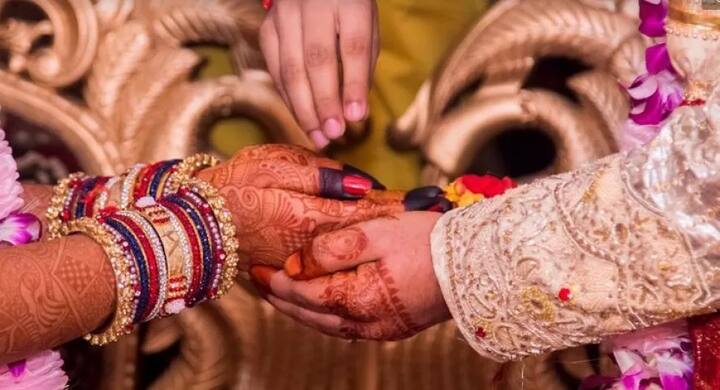 ਦੇਸ਼ ਦੇ ਕੁਝ ਆਦਿਵਾਸੀ ਭਾਈਚਾਰਿਆਂ ’ਚ ਅਜੀਬ ਪਰੰਪਰਾਵਾਂ ਹਨ, ਜਿੱਥੇ ਨਵਾਂ ਵਿਆਹਿਆ ਮੁੰਡਾ ਆਪਣੀ ਲਾੜੀ ਨੂੰ ਇੱਕ ਸਾਲ ਤਕ ਲੁਕਾ ਕੇ ਰੱਖਦਾ ਹੈ। ਸਾਲ ਤਕ ਉਸ ਨੂੰ ਬਾਹਰੀ ਵਿਅਕਤੀ ਨਾਲ ਬਾਹਰ ਜਾਣ ਜਾਂ ਉਨ੍ਹਾਂ ਨਾਲ ਗੱਲਬਾਤ ਕਰਨ ਦੀ ਮਨਾਹੀ ਹੁੰਦੀ ਹੈ। ਸਾਲ ਦੇ ਅਖ਼ੀਰ ਪਿੱਛੋਂ ਸਮੁਦਾਏ ਦੇ ਵੱਡੇ ਵਿਆਹ ਨੂੰ ਮਨਜ਼ੂਰੀ ਦੇ ਦਿੰਦੇ ਹਨ ਜਿਸ ਤੋਂ ਬਾਅਦ ਉਤਸਵ ਮਨਾਏ ਜਾਂਦੇ ਹਨ।