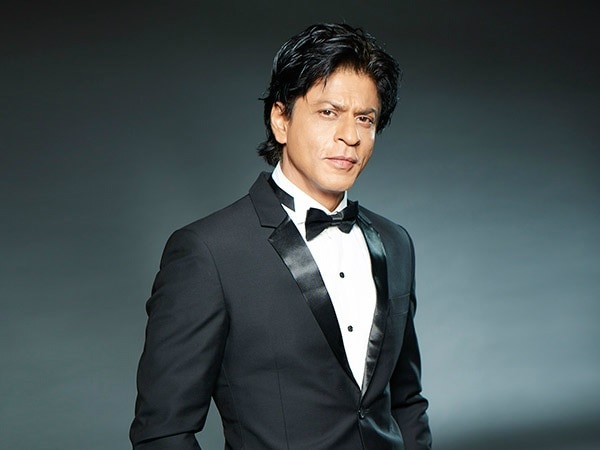 Shahrukh Khan's Salary doubled in last year without films ਬਾਲੀਵੁੱਡ ਦੇ ਕਿੰਗ ਖਾਨ ਦੀ ਕਮਾਈ ਬਿਨ੍ਹਾਂ ਫ਼ਿਲਮਾਂ ਤੋਂ 122% ਵਧੀ, 2019 'ਚ ਹੋਈ ਇੰਨੇ ਕਰੋੜ