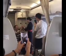 ਮੁੰਡੇ ਨੇ ਏਅਰਹੋਸਟੈੱਸ ਨੂੰ ਹਵਾ 'ਚ ਕੀਤਾ ਪ੍ਰੋਪੋਜ਼, ਅੱਗੇ ਜੋ ਹੋਇਆ ਕਿਸੇ ਨੇ ਸੋਚਿਆ ਨਹੀਂ ਹੋਣਾ