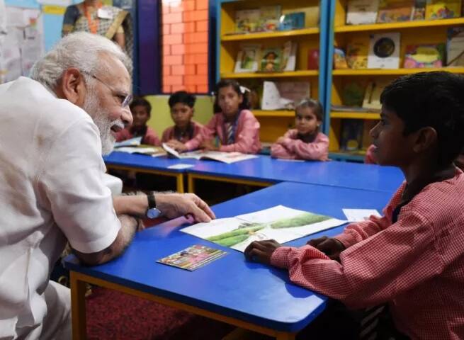  ਪ੍ਰਧਾਨ ਮੰਤਰੀ ਨੇ ਬੱਚਿਆਂ ਨੂੰ ਗਿਫ਼ਟ ਵੀ ਦਿੱਤੇ।