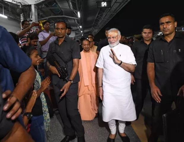 ਇਸਤੋਂ ਪਹਿਲਾਂ ਵਾਰਾਣਸੀ ਪਹੁੰਚਣ ’ਤੇ ਮੁੱਖ ਮੰਤਰੀ ਯੋਗੀ ਅਦਿੱਤਿਆਨਾਥ ਤੇ ਸੂਬੇ ਦੇ ਬੀਜੇਪੀ ਪ੍ਰਧਾਨ ਮਹਿੰਦਰਨਾਥ ਪਾਂਡੇ ਨੇ ਹਵਾਈ ਅੱਡੇ ’ਤੇ ਪ੍ਰਧਾਨ ਮੰਤਰੀ ਦੀ ਅਗਵਾਈ ਕੀਤੀ। 