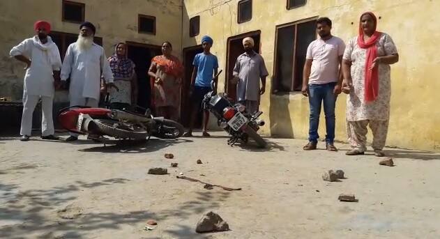 ਪ੍ਰਸ਼ਾਸਨ ਵੱਲੋਂ ਸੁਰੱਖਿਆ ਦੇ ਪੁਖ਼ਤਾ ਇੰਤਜ਼ਾਮ ਕਰਨ ਦੇ ਬਾਵਜੂਦ ਜ਼ਿਲ੍ਹਾ ਬਠਿੰਡਾ ਦੇ ਪਿੰਡ ਦੂਲੇਵਾਲ ਵਿੱਚ ਅਕਾਲੀ ਤੇ ਕਾਂਗਰਸ ਵਰਕਰਾਂ ਵਿਚਾਲੇ ਝੜਪ ਦੀ ਘਟਨਾ ਸਾਹਮਣੇ ਆਈ। ਇਸ ਦੌਰਾਨ ਦੋਵਾਂ ਧਿਰਾਂ ਵੱਲੋਂ ਗੋਲ਼ੀਆਂ ਵੀ ਚਲਾਈਆਂ ਗਈਆਂ। 