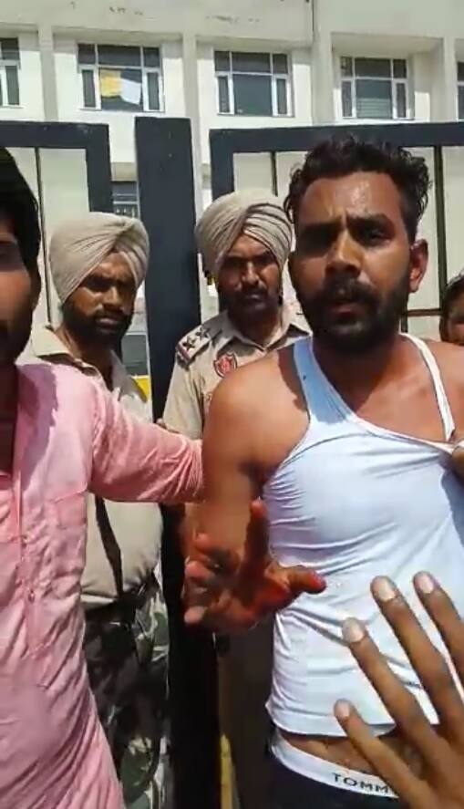  ਸ਼ਿਕਾਇਤ ਮਗਰੋਂ ਚੋਣ ਅਮਲਾ ਆਇਆ ਤੇ ਜਾਂਚ ਕਰਨ 'ਤੇ ਇਹ ਸ਼ਿਕਾਇਤ ਸਹੀ ਪਾਈ ਗਈ। ਕੁਝ ਦੇਰ ਵੋਟਿੰਗ ਰੁਕਵਾ ਕੇ ਬੈਲੇਟ ਪੇਪਰ ਬਦਲੇ ਗਏ। ਇਸ ਤੋਂ ਬਾਅਦ ਇੱਥੇ ਮੁੜ ਵੋਟਿੰਗ ਸ਼ੁਰੂ ਹੋ ਗਈ।