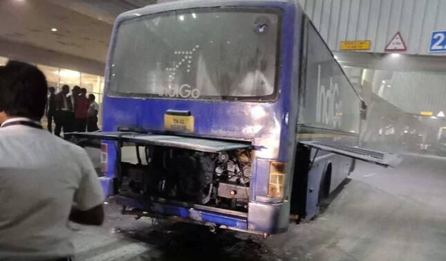 fire in indigo airlines bus ਇੰਡੀਗੋ ਏਅਰਲਾਈਨਜ਼ ਦੀ ਬੱਸ ਨੂੰ ਲੱਗੀ ਅੱਗ, ਵਾਲ-ਵਾਲ ਬਚੇ ਯਾਤਰੀ
