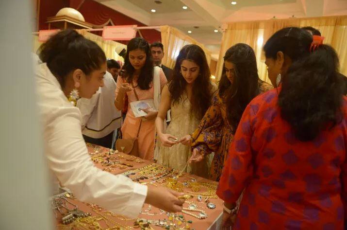 ‘ਕੇਦਾਰਨਾਥ’ ‘ਚ ਸਾਰਾ, ਸੁਸ਼ਾਂਤ ਸਿੰਘ ਰਾਜਪੁਤ ਦੇ ਨਾਲ ਰੋਮਾਂਸ ਕਰਦੀ ਨਜ਼ਰ ਆਉਣ ਵਾਲੀ ਹੈ ਜਦੋਂ ਕਿ ਰੋਹਿਤ ਸ਼ੈਟੀ ਦੀ ਫ਼ਿਲਮ ‘ਸਿੰਬਾ’ ‘ਚ ਉਹ ਰਣਵੀਰ ਸਿੰਘ ਦੇ ਨਾਲ ਸਕਰੀਨ ‘ਤੇ ਨਜ਼ਰ ਆਉਣ ਵਾਲੀ ਹੈ।