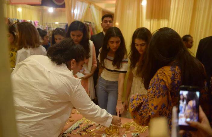 ਸਾਰਾ ਦੀ ਜੁਇਲਰੀ ਸ਼ੌਪਿੰਗ ਦੀ ਤਸਵੀਰਾਂ ਸੋਸ਼ਲ ਮੀਡੀਆ ‘ਤੇ ਵਾਇਰਲ ਹੋ ਰਹੀਆਂ ਹਨ। ਸਾਰਾ ਇਥੇ ਗਲੈਮਰਸ ਲੁੱਕ ‘ਚ ਕਾਫੀ ਖ਼ੂਬਸੂਰਤ ਨਜ਼ਰ ਆਈ ਰਹੀ ਸੀ। ਫੈਨਸ ਨੂੰ ਸਾਰਾ ਦੀ ਇਹ ਲੁੱਕ ਕਾਫੀ ਪਸੰਦ ਆਵੇਗੀ।