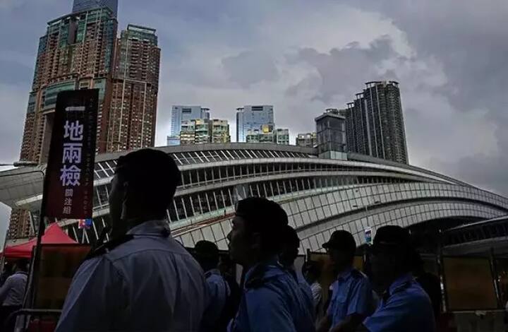  ਇਸ ਰੇਲ ਦੇ ਚੱਲਣ ’ਤੇ ਕੁਝ ਵਿਰੋਧੀ ਸਾਂਸਦਾਂ ਨੇ ਤਰਕ ਦਿੱਤਾ ਹੈ ਕਿ ਉਸ ਕਦਮ ਨਾਲ ਹਾਂਗਕਾਂਗ ਦੇ ਸੰਵਿਧਾਨ ਦੀ ਉਲੰਘਣਾ ਹੋਏਗੀ। (ਤਸਵੀਰਾਂ- ਏਪੀ)