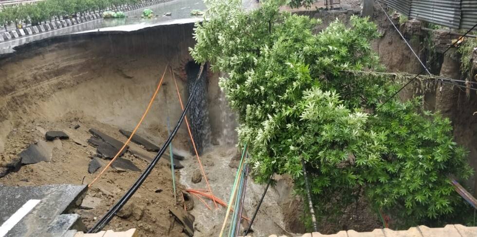 road collapse in Amritsar mall road ਅੰਮ੍ਰਿਤਸਰ ’ਚ ਮੀਂਹ ਦਾ ਕਹਿਰ, ਸੜਕ ਜ਼ਮੀਨ ਅੰਦਰ ਧਸੀ