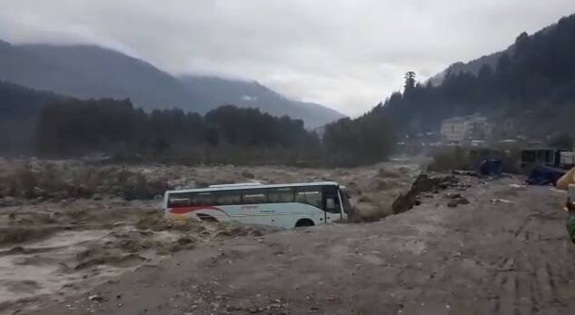 ਕਈ ਥਾਈਂ ਪਾਣੀ ਭਰਨ ਕਾਰਨ ਤੇ ਹੋਰ ਬਰਸਾਤ ਦੀ ਚੇਤਾਵਨੀ ਕਾਰਨ ਸੋਮਵਾਰ ਨੂੰ ਛੁੱਟੀ ਦਾ ਐਲਾਨ ਵੀ ਕੀਤਾ ਗਿਆ ਹੈ।