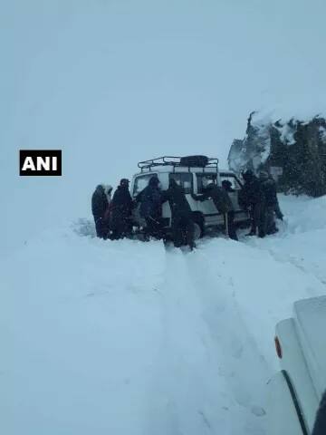 ਹਿਮਾਚਲ ਦੇ ਕਈ ਹਿੱਸਿਆਂ 'ਚ ਬਰਫ ਪੈ ਗਈ ਹੈ।