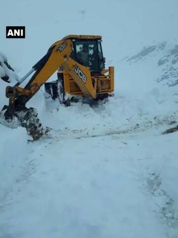 ਬਰਫਬਾਰੀ 'ਚ ਕਈ ਵਾਹਨ ਫਸੇ ਹੋਏ ਹਨ।