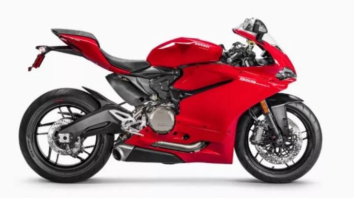 ਪਨਿਗਲ ਕੋਰਸੇ ਦਾ ਵਜ਼ਨ ਸਟੈਂਡਰਡ 959 ਪਨਿਗਲ ਤੋਂ ਤਕਰੀਬਨ ਸਵਾ ਦੋ ਕਿੱਲੋ ਘੱਟ ਹੈ। ਇਸ ਵਿੱਚ 955 ਸੀਸੀ ਸੁਪਰਕਵਾਡ੍ਰੋ ਇੰਜਣ ਹੈ, ਜੋ 150 ਹਾਰਸ ਪਾਵਰ ਤੇ 102 ਨਿਊਟਨ ਮੀਟਰ ਟਾਰਕ ਪੈਦਾ ਕਰਦਾ ਹੈ। ਇੰਜਣ ਵਿੱਚ ਛੇ ਸਪੀਡ ਗਿਅਰਬੌਕਸ ਵੀ ਹੈ।