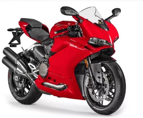 ਇਸ ਤੋਂ ਇਲਾਵਾ ਇਸ ਮੋਟਰਸਾਈਕਲ ਵਿੱਚ ਏਬੀਐਸ, ਡੁਕਾਟੀ ਟ੍ਰੈਕਸ਼ਨ ਕੰਟ੍ਰੋਲ (ਡੀਟੀਸੀ), ਡੁਕਾਟੀ ਕੁਇਕ ਸ਼ਿਫ਼ਟ (ਡੀਕਿਊਐਸ), ਇੰਜਣ ਬ੍ਰੇਕ ਕੰਟ੍ਰੋਲ (ਈਬੀਸੀ) ਤੇ ਰਾਈਡ-ਬਾਇ-ਰਾਈਡ ਵਰਗੇ ਇਲੈਕਟ੍ਰੌਨਿਕ ਫੀਚਰਜ਼ ਦਿੱਤੇ ਗਏ ਹਨ। ਮੋਟਰਸਾਈਕਲ ਦੇ ਸਪੈਸ਼ਲ ਵਰਸ਼ਨ ਵਿੱਚ ਕਾਲਾ ਵ੍ਹੀਲ ਦਿੱਤਾ ਗਿਆ ਹੈ। (ਤਸਵੀਰਾਂ- ਡੁਕਾਟੀ)