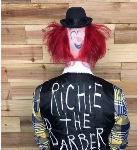 ਜੋਕਰ ਬਣਨ ਲਈ ਰਿਚੀ ਨੇ ਇੱਕ ਯੂਨੀਸਾਈਕਲ ਵੀ ਲਿਆ ਹੈ। ਸਾਈਕਲ ਨੂੰ ਉਸਨੇ ਇਸ ਤਰ੍ਹਾਂ ਸਿੱਖਿਆ ਹੈ ਕਿ ਕਰਤਬ ਦਿਖਾਉਣ ਲੱਗਿਆਂ ਉਸ ਨੂੰ ਸੱਟ ਨਾ ਲੱਗੇ।