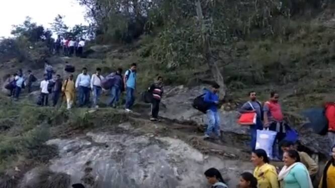 480 students and teachers rescued from himachal ਮੀਂਹ ਕਾਰਨ ਚੰਬਾ 'ਚ ਫਸੇ 480 ਬੱਚੇ ਤੇ ਅਧਿਆਪਕ ਬਚਾਏ, ਠੰਢ ਨੇ ਲਈਆਂ ਤਿੰਨ ਜਾਨਾਂ