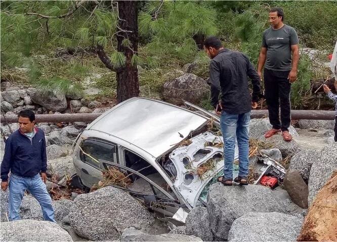 ਬਾਹਰ ਤੋਂ ਆਉਣ ਵਾਲੇ ਲੋਕ ਕਈ ਦੂਰ-ਦੁਰੇਡੇ ਥਾਵਾਂ 'ਤੇ ਫਸੇ ਹੋਏ ਹਨ। ਸੜਕਾਂ ਤੋਂ ਬਰਫ ਹਟਾਉਣ ਦਾ ਕੰਮ ਵੀ ਸ਼ੁਰੂ ਹੋ ਚੁੱਕਾ ਹੈ।