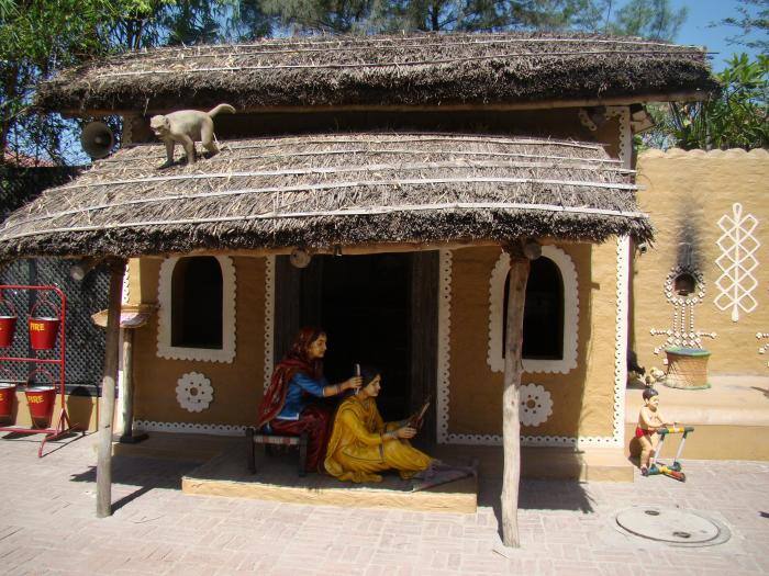 ਰੰਗਲਾ ਪੰਜਾਬ ਹਵੇਲੀ: ਇਹ ਥਾਂ ਇਤਿਹਾਸਕ ਤਾਂ ਨਹੀਂ ਪਰ ਇੱਥੇ ਪੰਜਾਬ ਦੇ ਰਵਾਇਤੀ ਜੀਵਨ ਦੀ ਝਲਕ ਬਾਖੂਬੀ ਦੇਖਣ ਨੂੰ ਮਿਲਦੀ ਹੈ। ਇਸ ਤੋਂ ਇਲਾਵਾ ਊਠ ਦੀ ਸਵਾਰੀ ਦਾ ਆਨੰਦ ਮਾਣਿਆ ਜਾ ਸਕਦਾ ਹੈ। ਬਾਂਦਰ ਦਾ ਤਮਾਸ਼ਾ ਤੇ ਭੰਡਾਂ ਤੋਂ ਇਲਾਵਾ ਹੋਰ ਕਈ ਪੰਜਾਬ ਦੇ ਲੋਕ ਰੰਗ ਦੇਖਣ ਨੂੰ ਮਿਲਦੇ ਹਨ।
