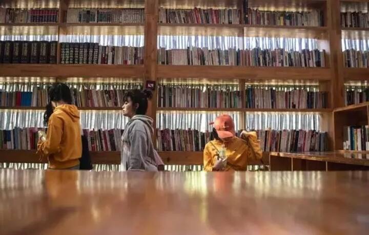  ਇੱਥੋਂ ਦੀ ਬੁੱਕਸ਼ੈਲਫ ਦੀਵਾਰਾਂ ਤੋਂ ਦੁੱਗਣੀ ਵੱਡੀ ਹੈ। ਇਸ ਤੋਂ ਇਲਾਵਾ ਇੱਥੇ ਇਕ ਵੱਡਾ ਕਮਰਾ ਮੌਜੂਦ ਹੈ। ਇਸ ਦੇ ਨਾਲ ਹੀ ਪੜ੍ਹਨ ਵਾਲਿਆਂ ਲਈ ਲੌਂਜ ਵੀ ਹੈ।